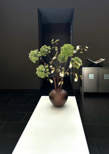 Afbeelding in Gallery-weergave laden, zijden boeket, nature inspired, kunstbloemen , nep bloemen, zijden boeket, tuit vaas
